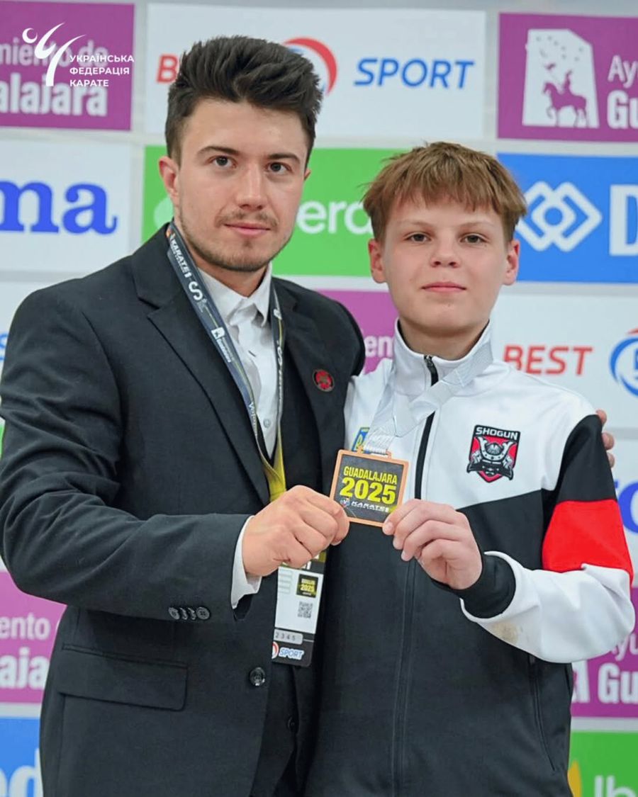 A Ukrainian Karateka became famous in his country after refusing to climb the podium with a Russian: 