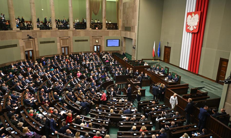 KOK's crane. PiS runs in a parliamentary survey