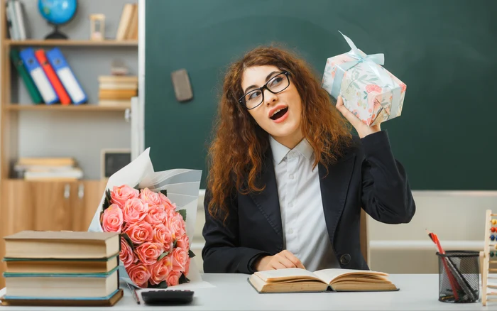 Gifts are considered a sign of gratitude at school. Photo: freepik.com