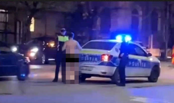 The man stripped in front of the photo police: stiridecluj.ro