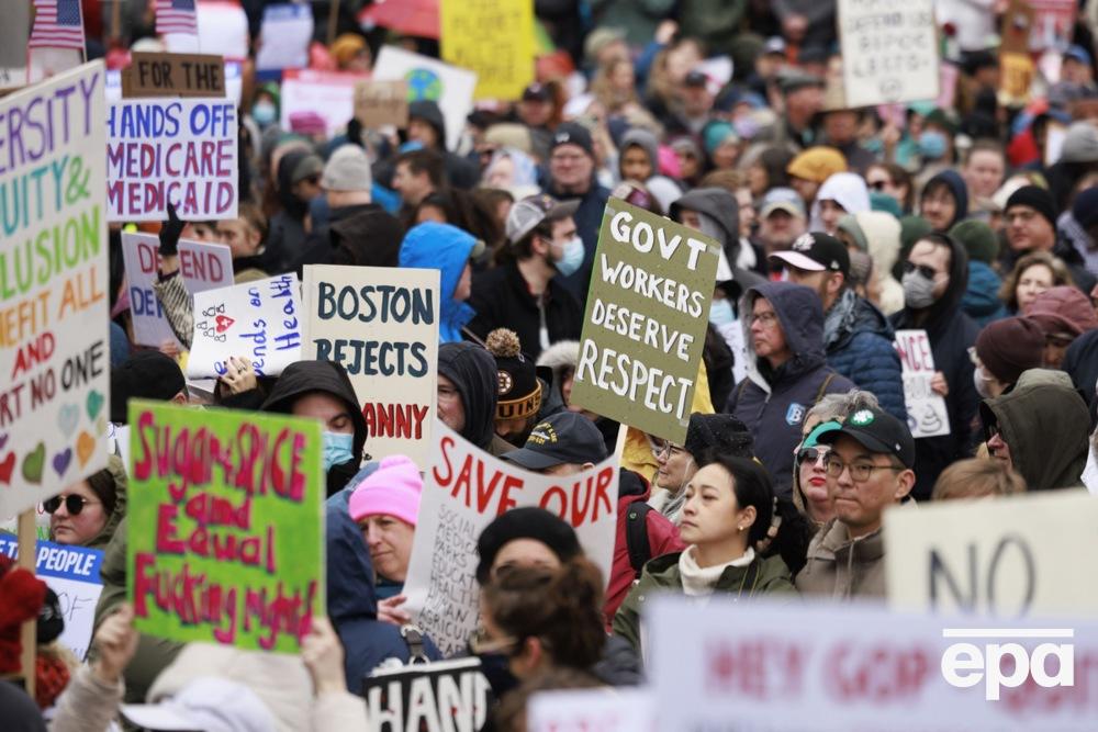 Numerous rallies against Trump have passed in the USA and Europe. Photo report 6