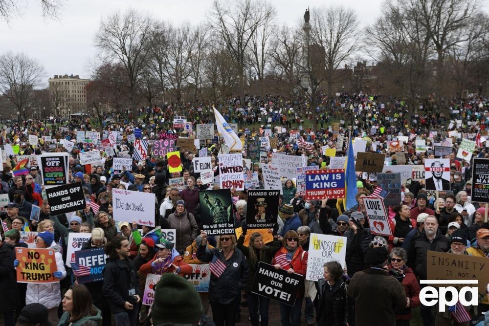 Numerous rallies against Trump have passed in the USA and Europe. Photo report 10