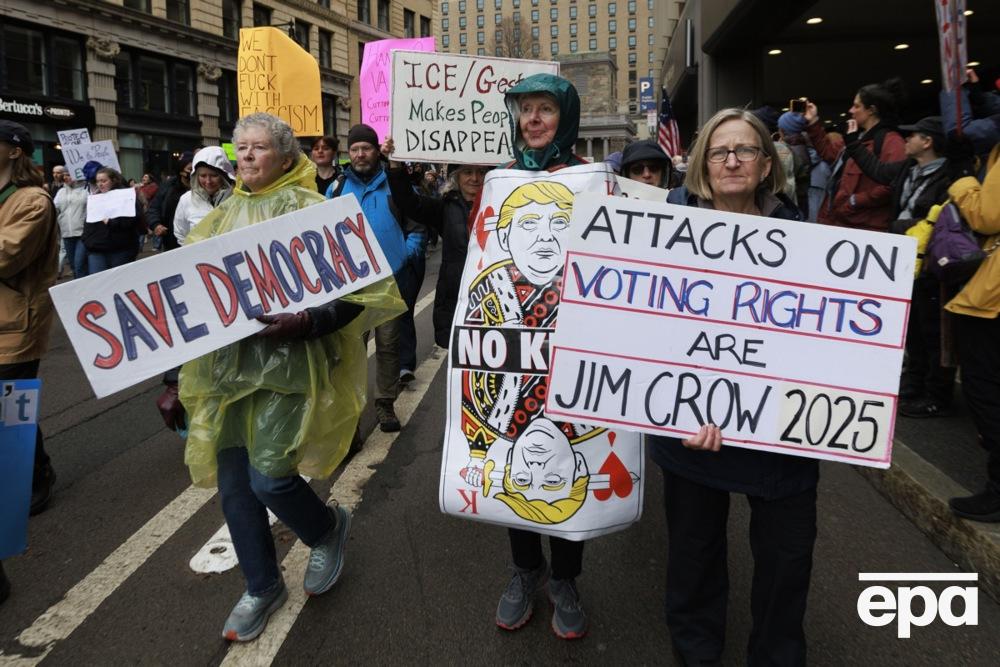 Numerous rallies against Trump have passed in the USA and Europe. Photo report 9