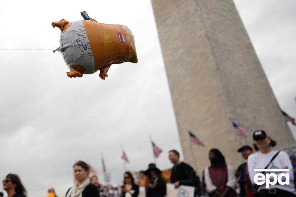 Numerous rallies against Trump have passed in the USA and Europe. Photo report 13