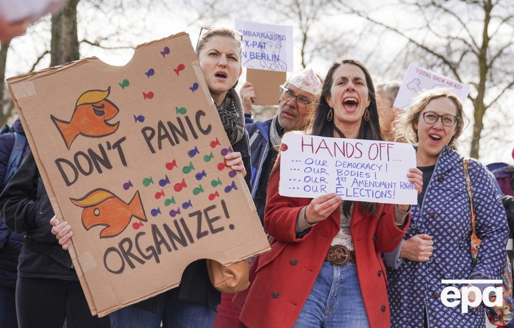 Numerous rallies against Trump have passed in the USA and Europe. Photo report 15