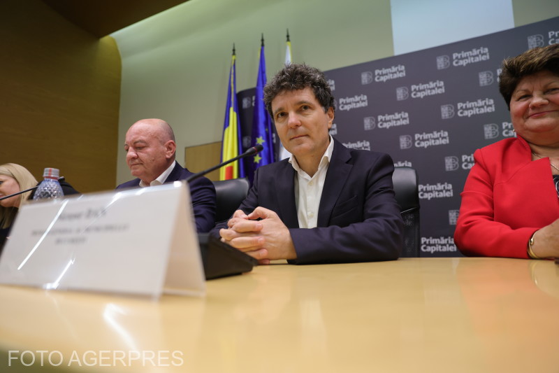 Nicușor Dan claims that the members of a party in power have called him to announce that they will attack him in the election campaign