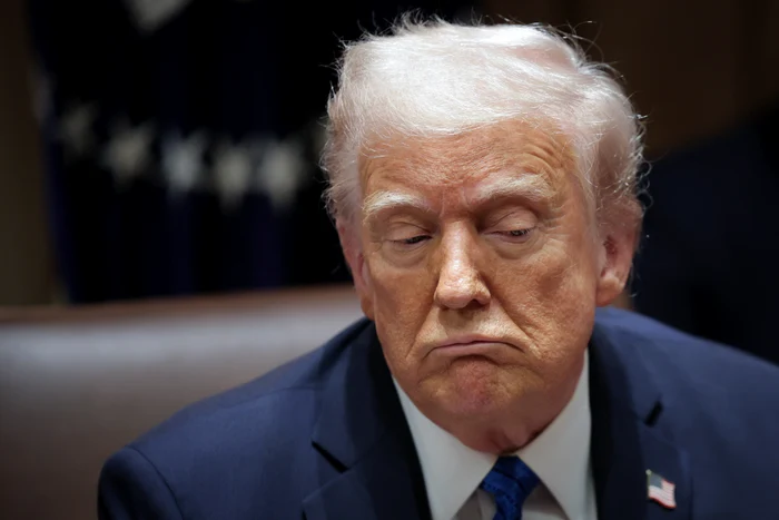 Donald Trump looking down, Bosumflat