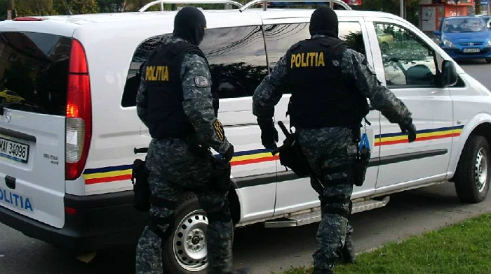 After a race through the neighbors' courts, masked arrested the fugitive. Photo archive
