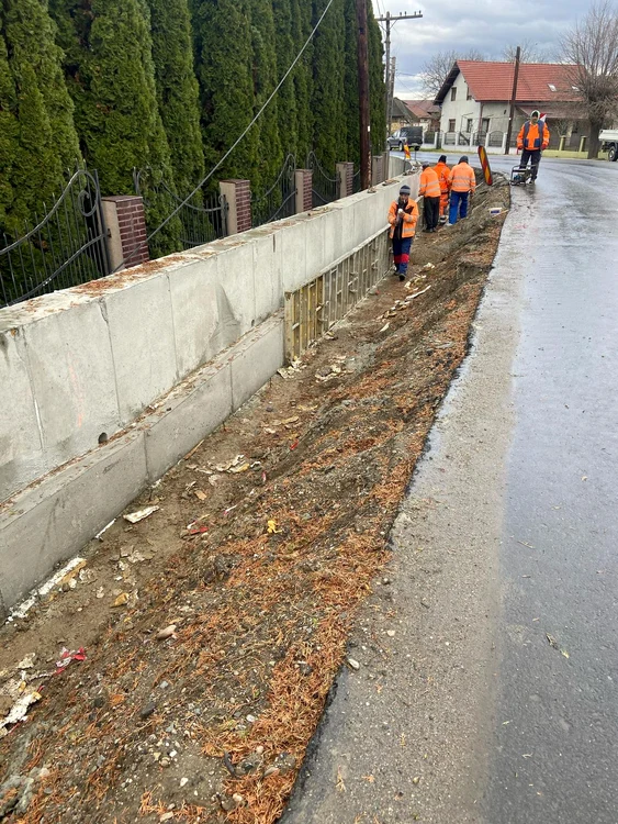 CJ Maramureș sent pictures that would show that on Thursday he worked on the road. Photo: cj mm