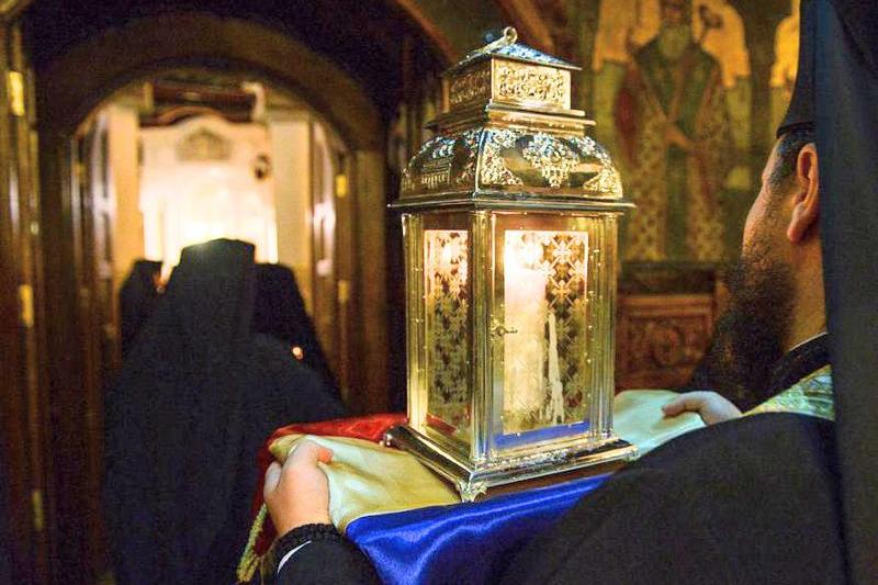 The holy light of Easter, brought from Jerusalem, photo: basilica.ro