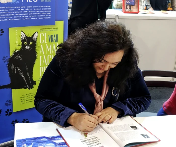 Andreea Resuceanu giving autographs on her first Facebook photo children's book