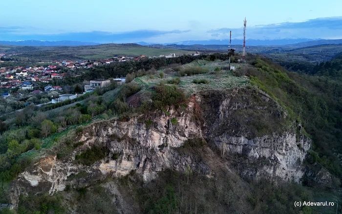 The Dacian fortress on Sânpetru Hill, dominated by telecommunications. Photo: Daniel Guță. 