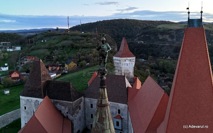 Sânpetru Hill, in the backdrop of Corvin Castle. Photo: Daniel Guță. TRUTH