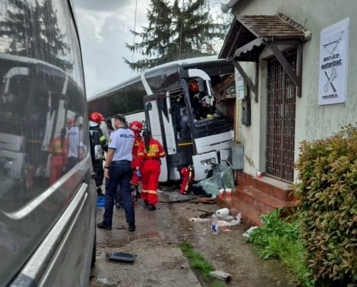 The bus entered the wall of the house and in a gas pipeline. Photo: ISU Crişana