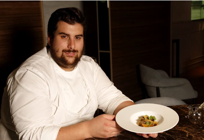Matteo Grandi Michelin Chef before weakening 90 kg in the photo kitchen in Solito Panettone