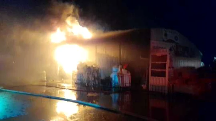 Fire of proportions at a storage of construction materials in Adjud Photo: ISU Vrancea