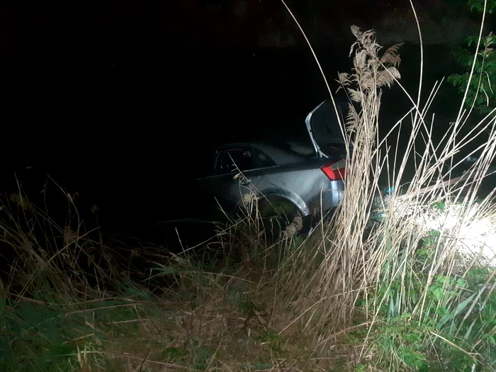 The car was removed to the shore with the help of a machine of SVSU Strejești Photo: ISU Olt