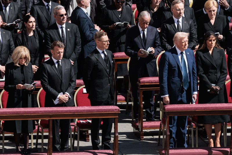 Trump, Biden, Macron, Prince William and Zelenski, among the leaders present at the Vatican. How they were seated and who stayed next to whom