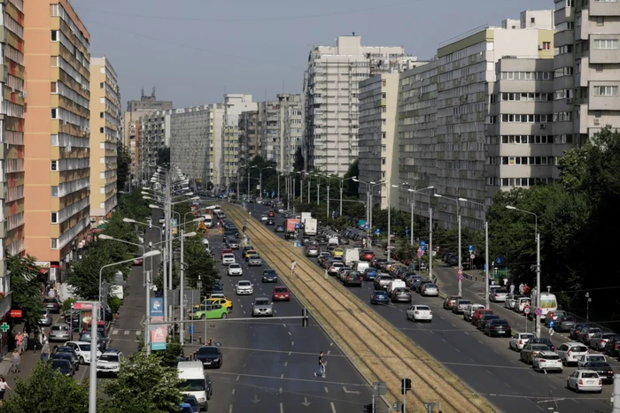 Blocuri pe stânga și pe dreapta unui bulevard din București