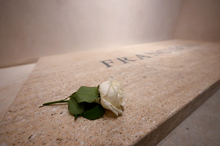 A white rose on Pope Francis's grave Photo: X