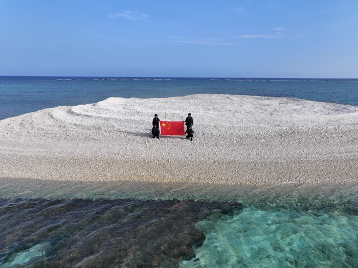 The Chinese put the flag on the island of photo: x