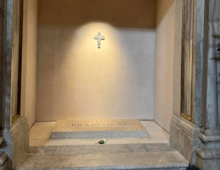 The first pilgrims who arrived at Pope Francis's grave are Romanian photo: FB/Marcel Farcaș