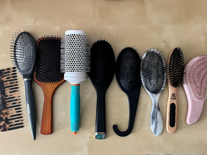 Correctly cared hair brushes ensure the cleanliness of the scalp and the health of the photo tvnova12 MK
