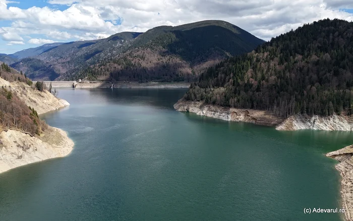 Lake Gura Water of Retezat. Photo: Daniel Guță. TRUTH