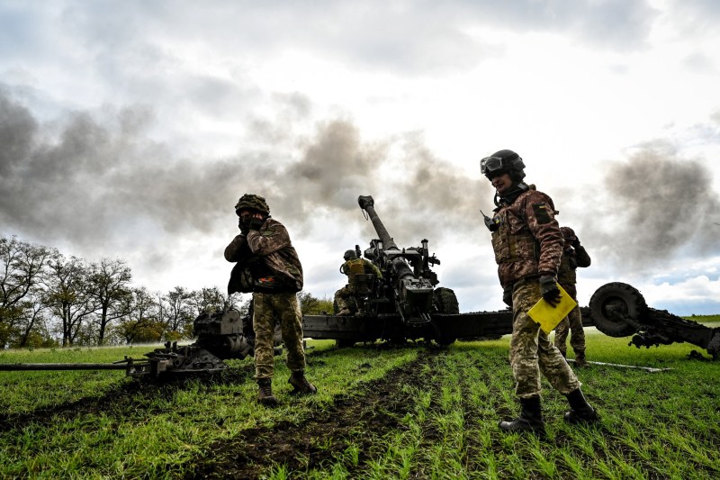 Military budgets around the world increased by almost 10% last year / While they spent Russia and Ukraine