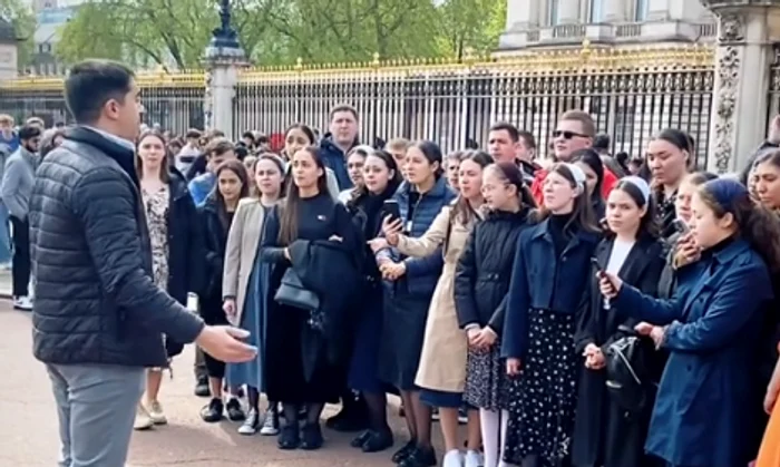 Choir sang in front of Buckingham Palace Photo Video Capture
