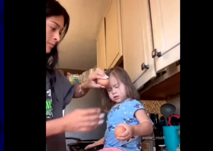 Mom crushes an egg on the forehead of the Photo daughter: Video capture