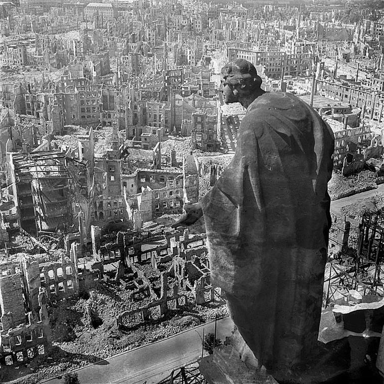 Drezno po nalotach alianckich na fotografii Richarda Petera wykonanej z wieży ratuszowej w kierunku południowym (1945)
