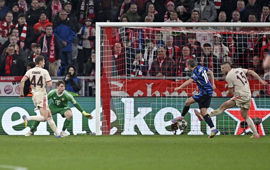 The execution of Davide Frattesi, from the second assist served by Carlos Augusto, gave no chance to the goalkeeper Jonas Urbig / Photo: Imago The dedication in tears of Frattesi: