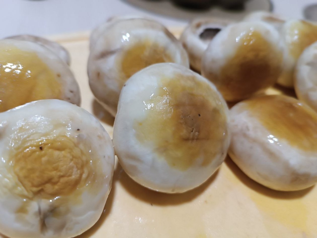 Stuffed champignons under a cheese fur coat - a fragrant decoration of the New Year's table
