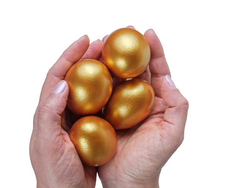Do this with boiled eggs to get golden colors without solutions and decoctions. Lifehack