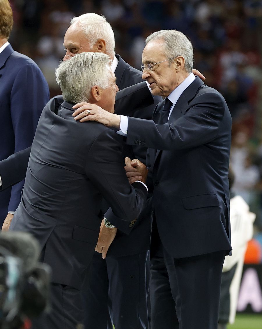 President Florentino Perez, the embrace of separation with coach Carlo Ancelotti, after the second term at Real Madrid The news received by Carlo Ancelotti after returning from the discussions with the Brazilians »What a function and how much money he will receive!