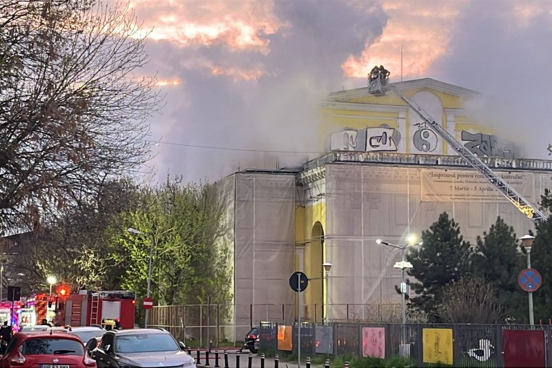 Fire at the Masca Theater, in the Capital. The building is under the course of photo rehabilitation