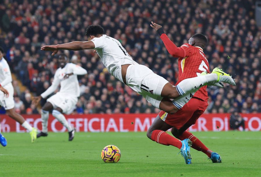 Ibrahima Konate did flying on Ollie Watkins in the match with Aston Villa (2-0) / Photo: Imago Asked for a salary increase by 145% to extend the agreement! »Will Liverpool allow him to lose him too?