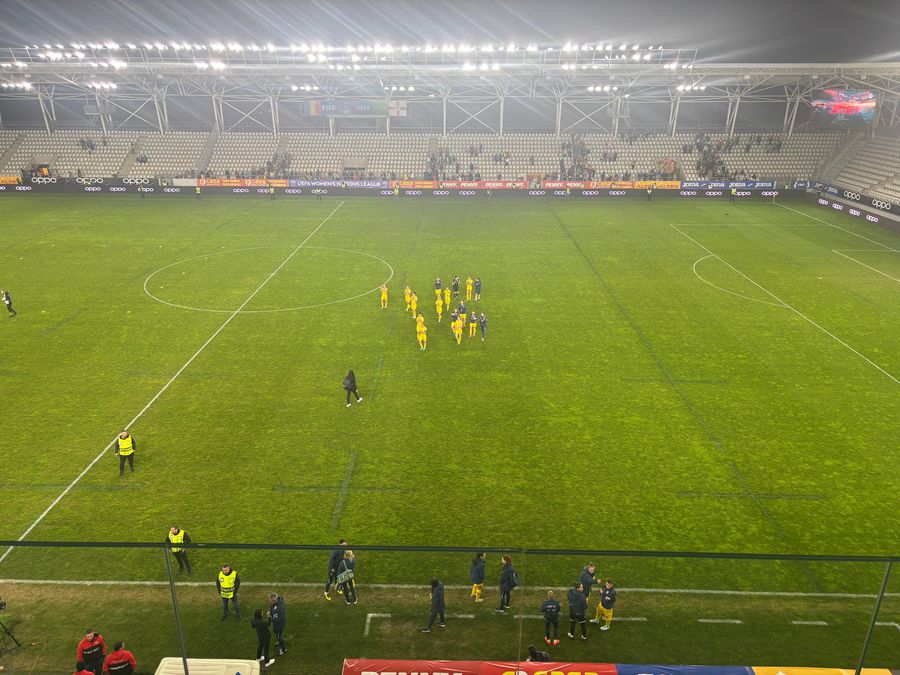 8 Strong details from Romania's match. The players hugged and gave autographs to the children + huge difference from men's football, which cried out of the stands