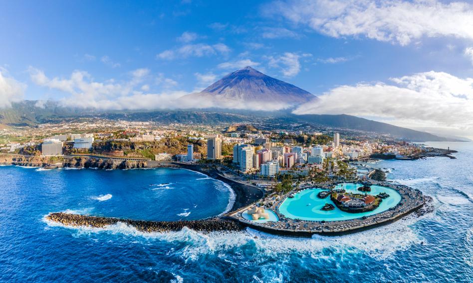 Heavy rains flood the Canary Islands. The authorities introduced a state of emergency