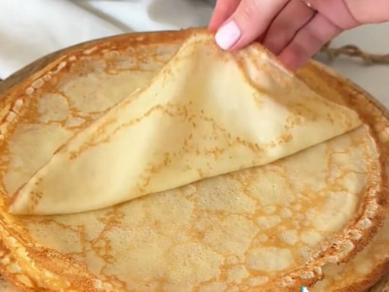 Do it very quickly - and pancakes will turn out without dry edges. The recipe for the perfect test