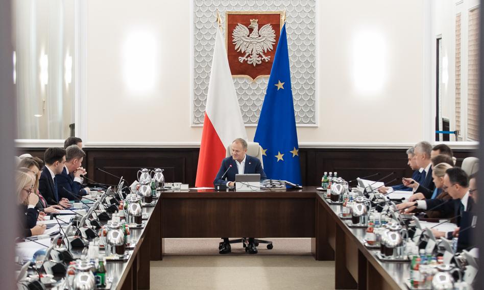 Support for the government of Donald Tusk is falling. Half in counterattack to the prime minister