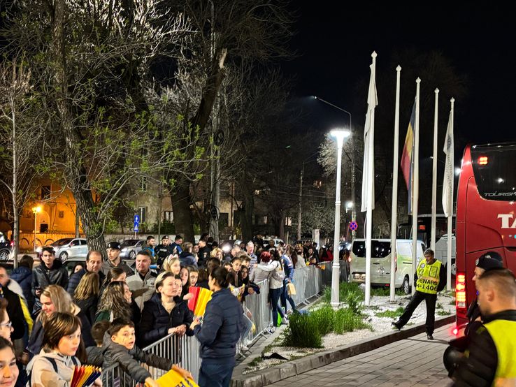 The players came to the supporters, took the children in their arms, gave autographs / photo: GSP