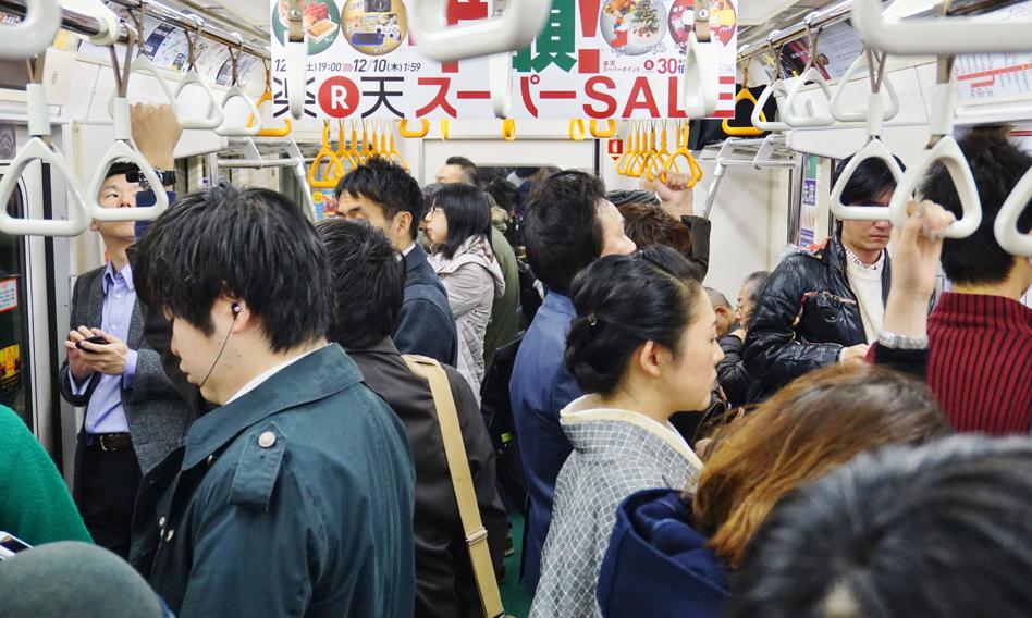 A record drop in the number of Japanese citizens. The population decreases continuously
