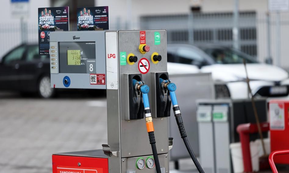 Oil collapsed down and fuel prices barely twitched. What is going on here?