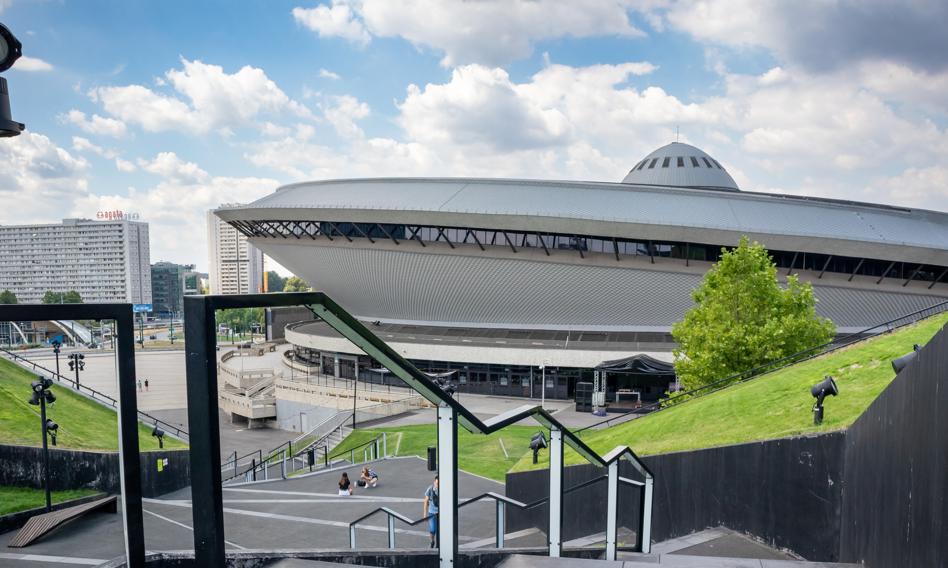 Saucer under protection. The conservator takes the iconic building for care