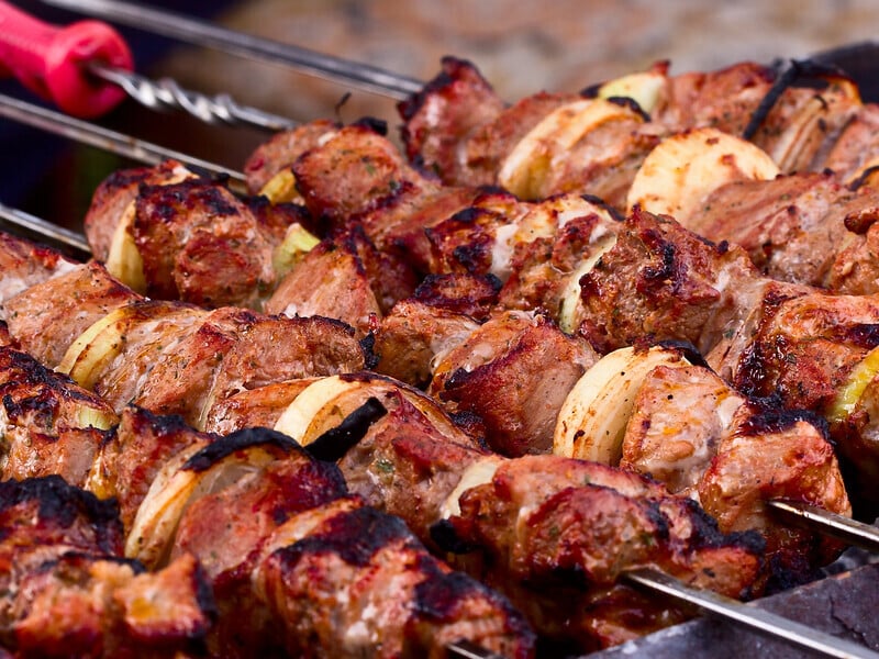 Thanks to this, the barbecue baked in the oven will turn out to be very tender, juicy and tasty