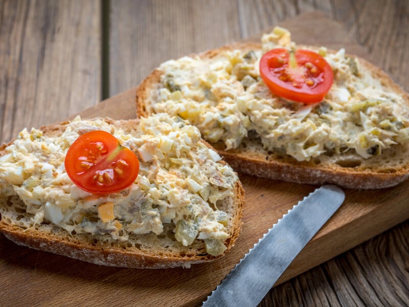 Mix these ingredients with crab sticks - and the pipe will turn out tasty. Fast recipe