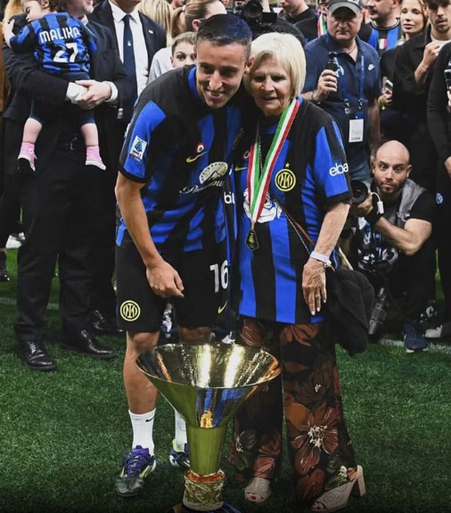 Davide Frattesi, along with his grandmother, Chiara, at the celebration of the title won with Inter in the last season / Photo: X The dedication in tears of Frattesi: