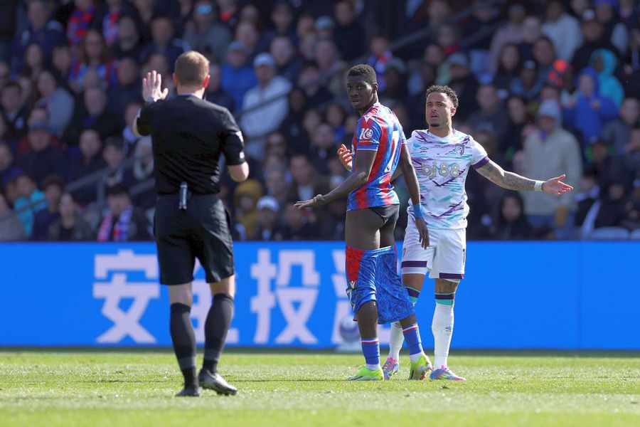 Justin Kluivert pulled his pants down Ishmaila Sarr in Crystal Palace - Bournemouth Reprobable scenes in the Premier League »pulled his pants down then followed a conflict in full